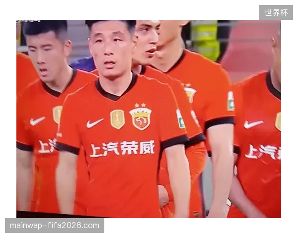 上海海港赛季初确立新老交替战略,旨在平稳完成核心球员交接并冲击联赛前三 上海海港赛季初确立新老交替战略,旨在平稳完成核心球员交接并冲击联赛前三